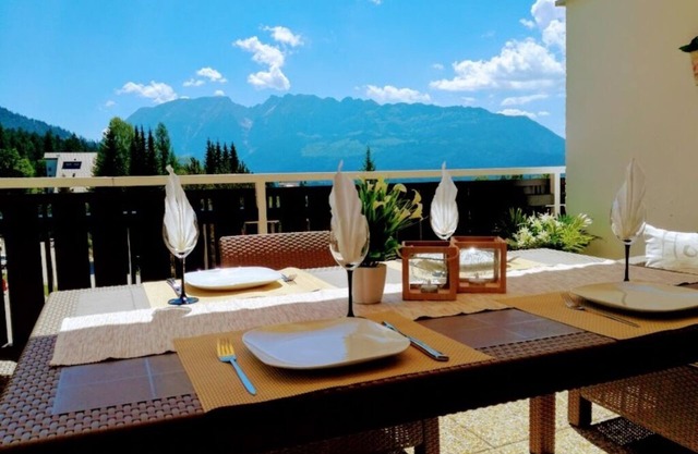 Close to the ski slopes and hiking trails.Mountains view, free bikes and skis.