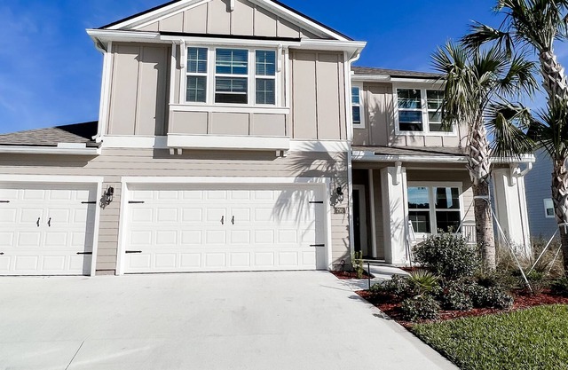 Close to the beach & downtown + pool, gym & playroom