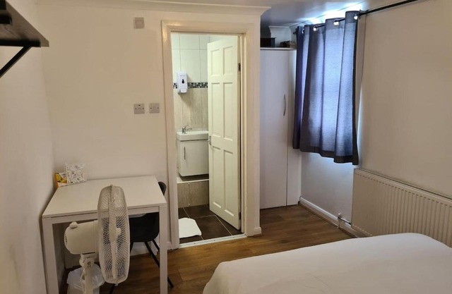 Close To Tower Bridge Central London - 4 Bedroom House - 3 Bathrooms - Free Parking 3 Cars - Sleep 9