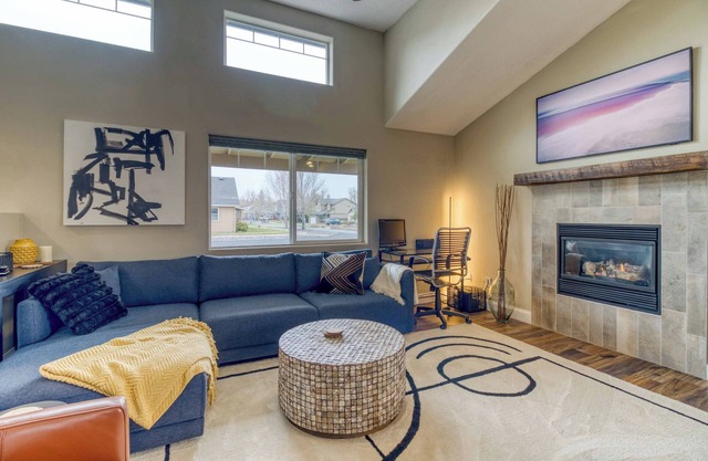 Close to town, Pet Friendly, Hot Tub, fenced backyard