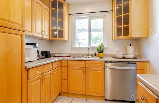Close to UCR campus! Free parking! King beds!
