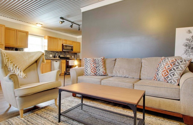 Close to Uptown & Hospital: Greenwood Studio