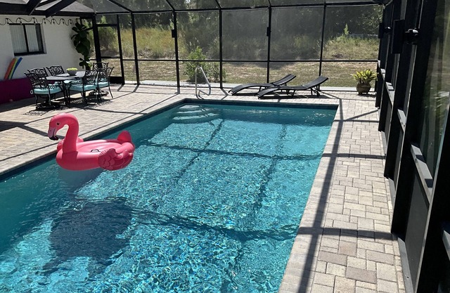 Feels like home. Large Pool&Patio, Fully equipped kitchen, Fast WIFI, KING Beds