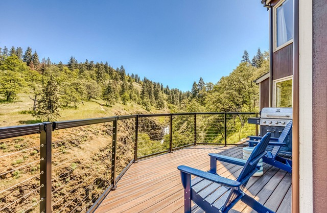 Closest home to Mosier Falls with mountain & river views, hot tub, & game room