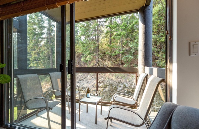 ❄︎Cloud Nine❄︎ | 2 BR Heated Pool & Hot Tub | Mountain Views | Free Parking