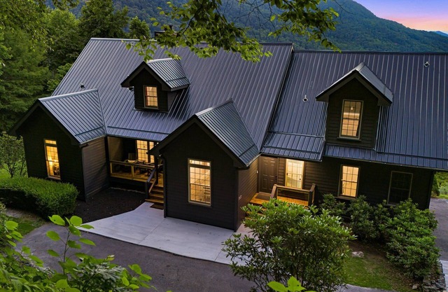Cloud Nine | Private 40-Acre Mountaintop w/ Hot Tub, Theater & Biltmore Pass