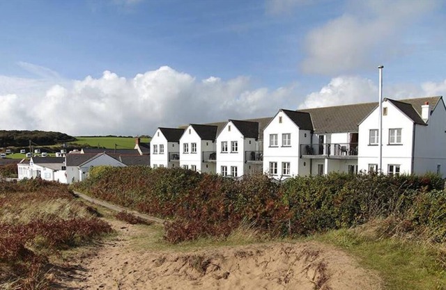 Simplemente hermoso ... Clover Cottage está en una excelente ubicación, a pocos pasos de la playa de arena suave