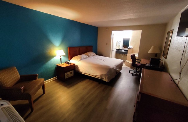 Clover Inn & Suites