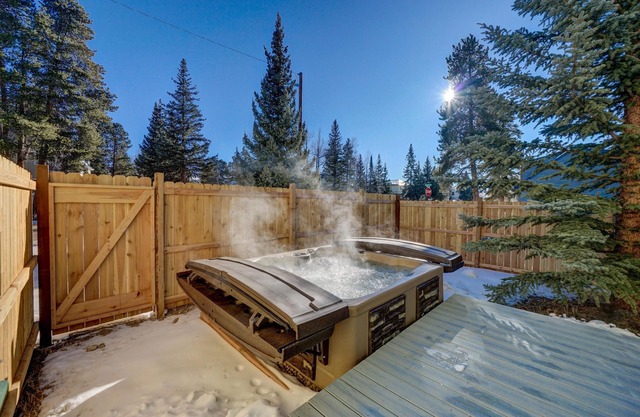 Cloverleaf - Hot Tub and Deck. Pet Friendly and minutes to Ski Cooper!