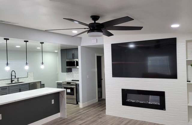 Clovis/Modern comfort and living! 400mg wifi Less than 1 mile to Old Town Clovis