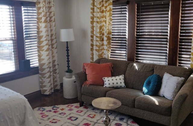 [CLR 02] Charming Studio in OKC Midtown, With Retro-contemporary theme