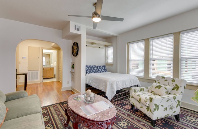 [CLR 15] Bright OKC Midtown Studio - Coolest neighrhood, Apartment, ONE mile away from Downtown.