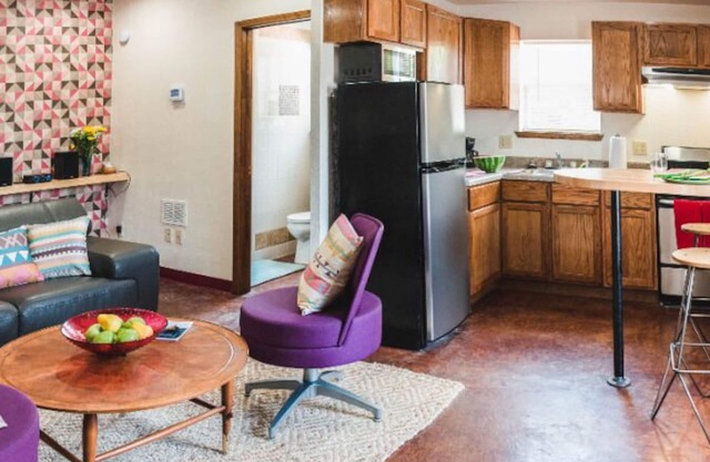 [CLR 19]Midtown-Trendy Garage studio , in a century-old apartment building