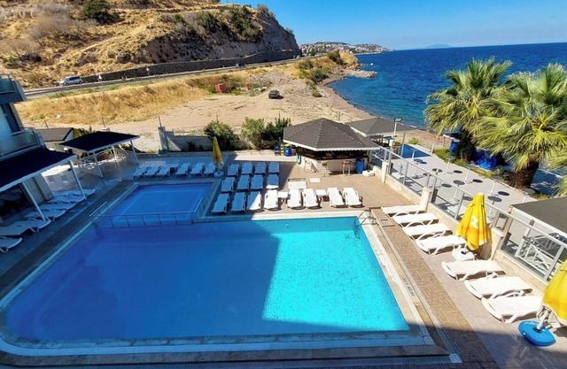 Club Rose Bay Hotel