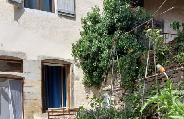 CLUNY CITY CENTER 3 BEDROOM APPARTMENT WITH GARDEN FOR 6/8 PEOPLE