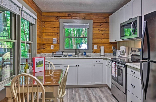 Charming Clyde Hideout w/ Porch & Gas Grill!