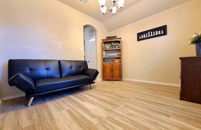 Clyde's Comfy Spot, Far West Home for 6