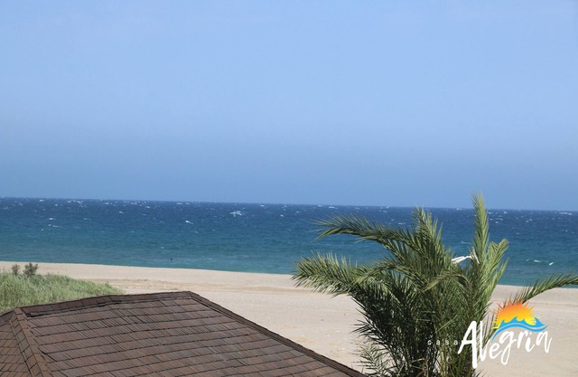 COLOURFUL 2 BEDROOM BEACHFRONT APARTMENT