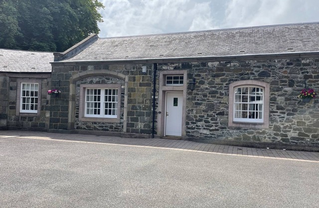 COACH HOUSE 4, pet friendly, with a garden in Perth