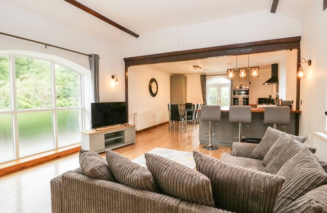 COACH HOUSE, family friendly, character holiday cottage in Arnside