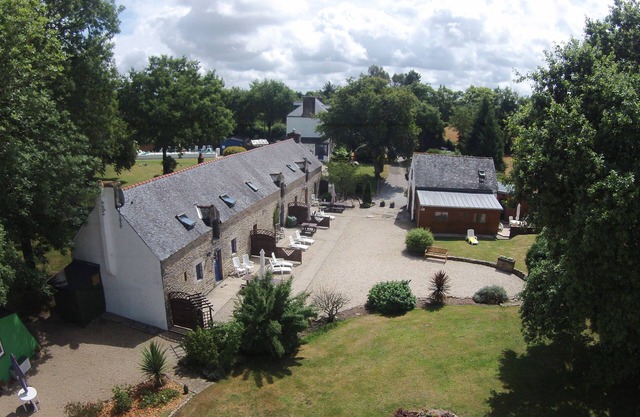 El entrenador casa tiene capacidad para 6 con piscina climatizada compartida en el hermoso entorno rural