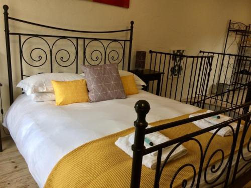 Coach House Studio, quiet, rural, pet friendly, Probus