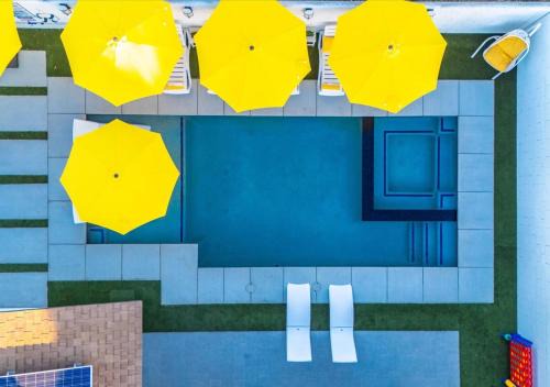 Coachella Hide-away Deals,pool,spa,Pickleball,Game