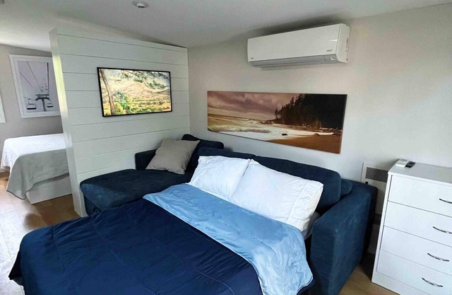 Coachhouse One Bedroom Studio in Central Nelson. Pet-friendly!