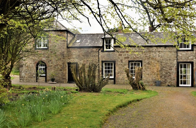 Coachmans Cottage - a cottage that sleeps 10 guests in 4 bedrooms