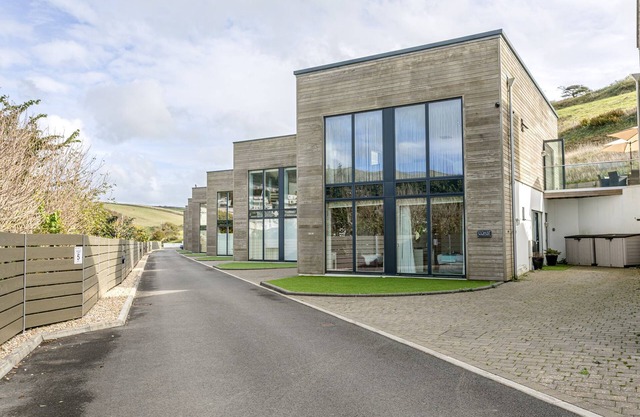 Coast at Beachdown - a house that sleeps 9 guests in 4 bedrooms