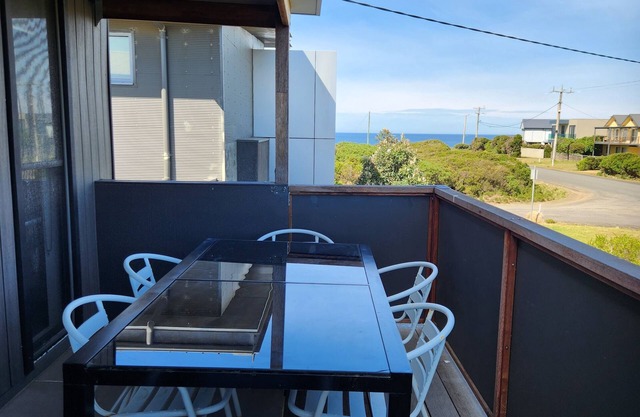 "Coast Leumeah " Surf Beach Phillip Island, close to beach & pet friendly home