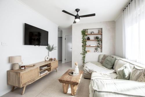 Coastal 2-Bed Apartment with Courtyard