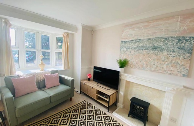 Coastal 2 bedroom maisonette with parking