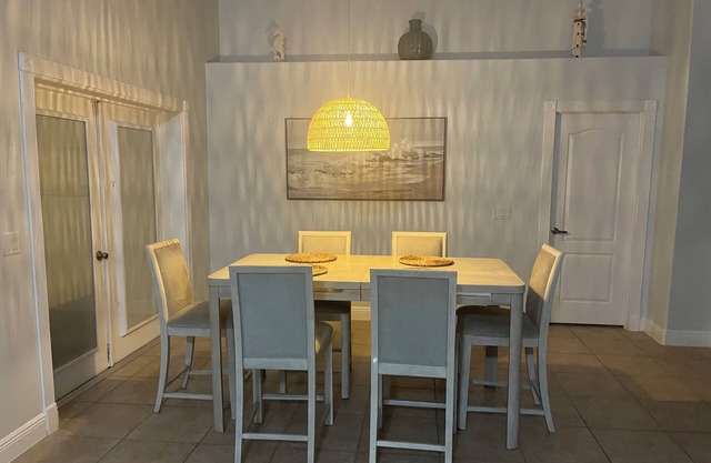 Coastal 3-bedroom house in lovely West Melbourne with fully equipped kitchen
