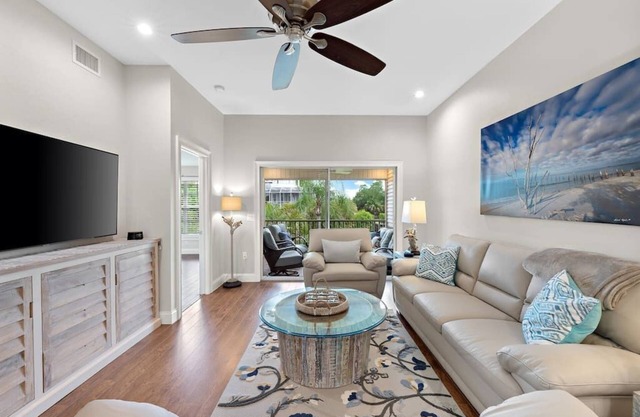 Coastal 3BR Villa, 1Mile To Bonita Beach! Sleeps 6