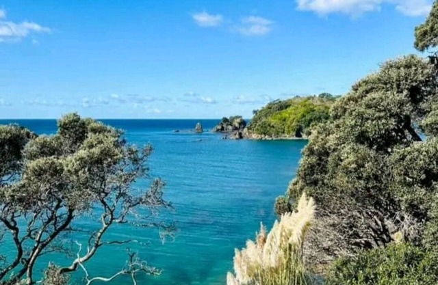 Coastal Bach with beautiful views and nearby beaches!
