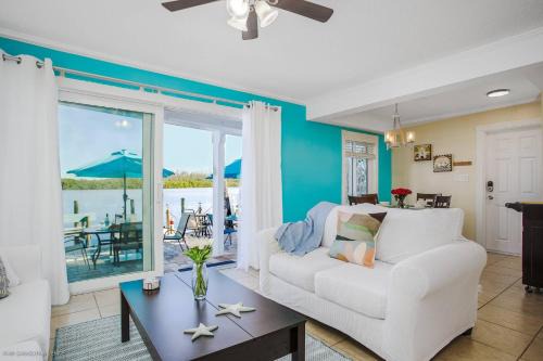 Coastal Breeze Siesta Manatee "C"