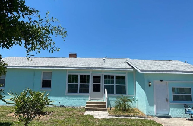 Coastal Bungalow near Beaches and Intracoastal