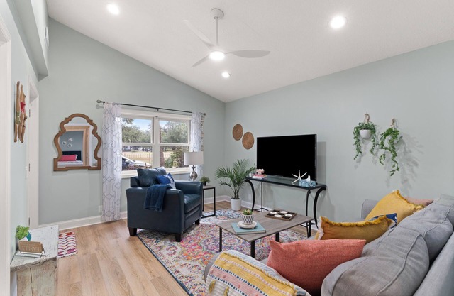 Coastal Bungalow RIGHT in Downtown