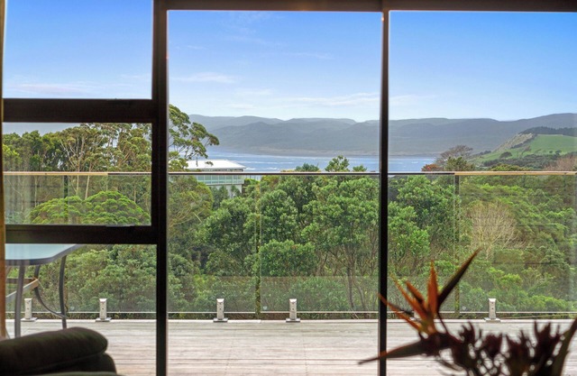 Coastal Calm - Raglan Holiday Home