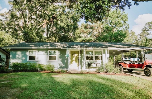 Coastal Charm - close to the beach & downtown Ocean Springs! With golf cart!!!