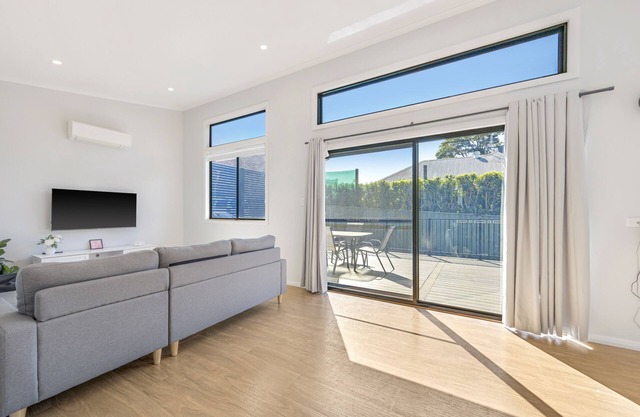 Freshly renovated 2 bedroom cottage, close to Port's CBD