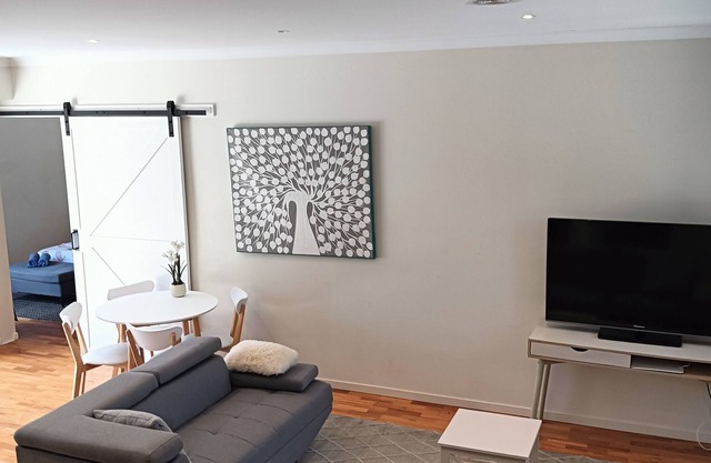 Coastal charm, spacious townhouse Ideal for families or groups of up to 8