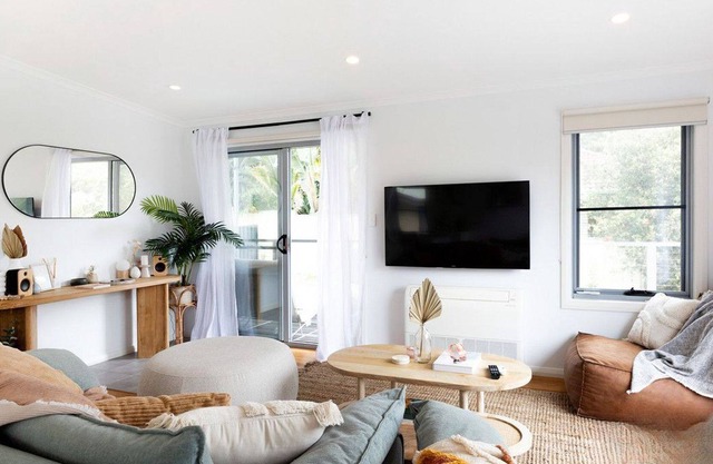 Coastal chic cottage with everything you could possibly need.