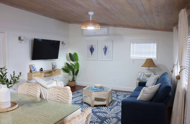 Coastal Chic - Cozy 2BR 3bd in charming Harbour Island Steps to Pink Sand Beach