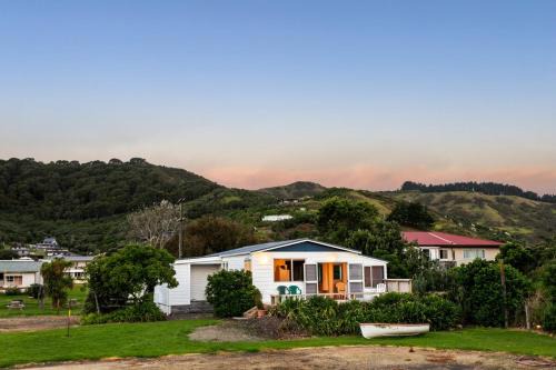Coastal Comfort Holiday Home 100m to Mahia Beach