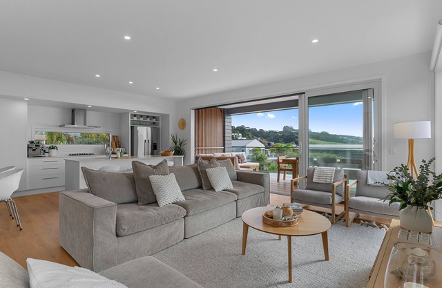 COASTAL COOL - LUXURY LANGS BEACH ACCOMMODATION in Langs Beach