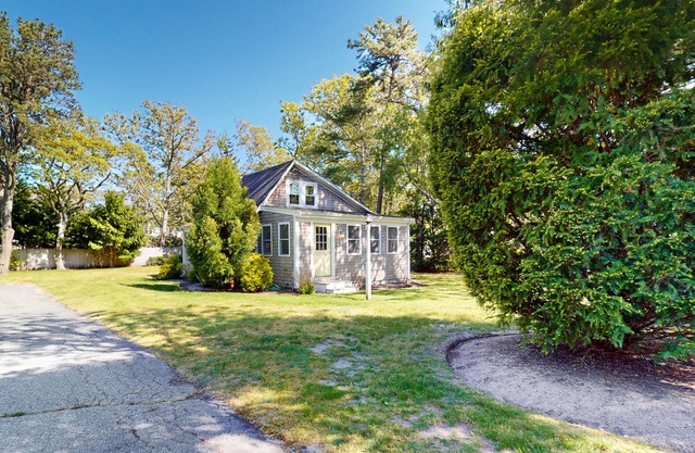 Coastal cottage close to beaches and town - private yard, W/D, & new renovations