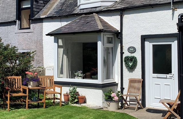 Coastal cottage in the heart of the village - dogs welcome