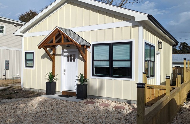 Coastal Cottage, walk to downtown Beaufort, close to beaches, pet friendly.